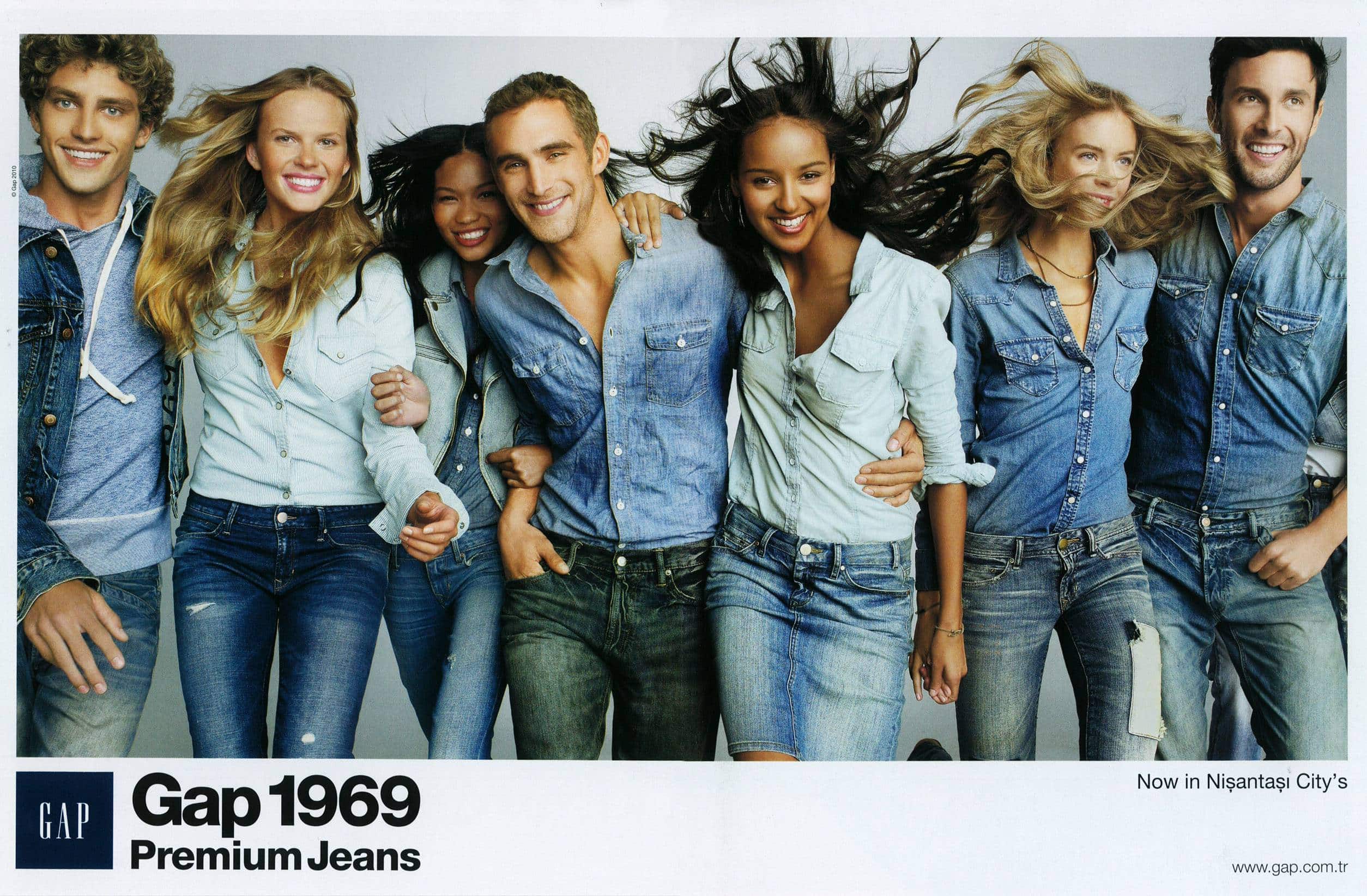Молодой человек и много девушек. Джинсовый стиль. Фотосессия в джинсах. Молодежь в джинсовой одежде. Реклама джинсовой одежды.